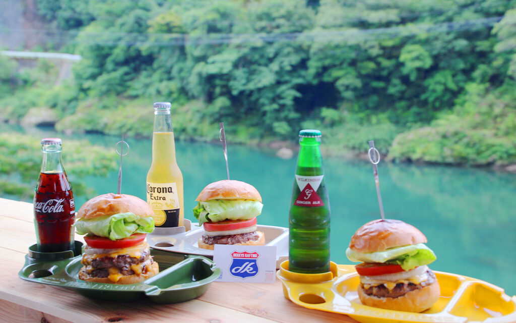 Dekkys Diner岐阜清流長良川を見ながら食べる超本格バーガー！